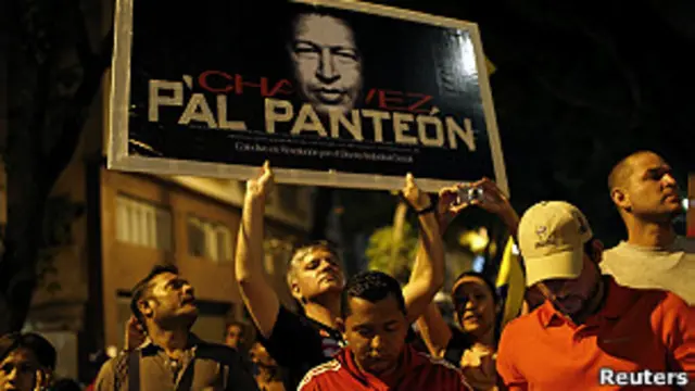 Сторонники Чавеса с его портретом