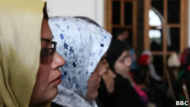 د ښځو پر وړاندې د نه تاوتريخوالي قانون درې کاله مخکې هغه مهال د ولسمشر حامد کرزي له خوا د يوه پلي قانون په توګه توشيح شو، چې ملي شورا رخصت وه.