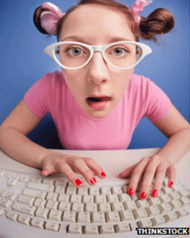 Mujer usando una computadora