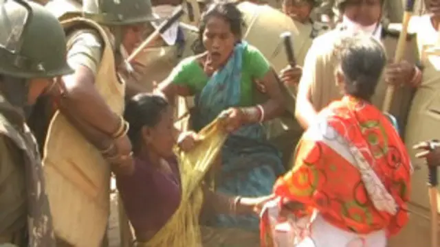 महिलाओं ने पोस्को के खिलाफ अर्धनग्न प्रदर्शन किया था. 