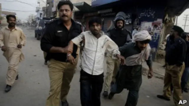 Полицейские и участники акции протеста