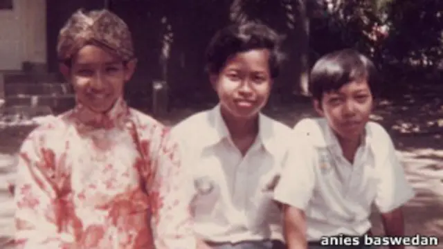 Anies Baswedan (kiri) bersama dua temannya saat di bangku sekolah menengah pertama di Yogyakarta.