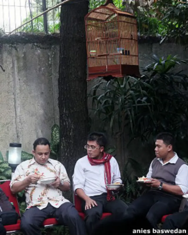 Anies (kiri) memelihara burung di rumahnya.