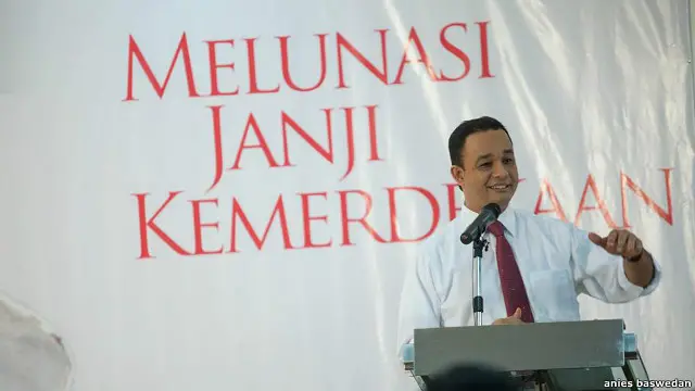 Mendikbud Anies Baswedan mengatakan, pihaknya akan mengevaluasi dan merevisi materi buku-buku yang "bermasalah".