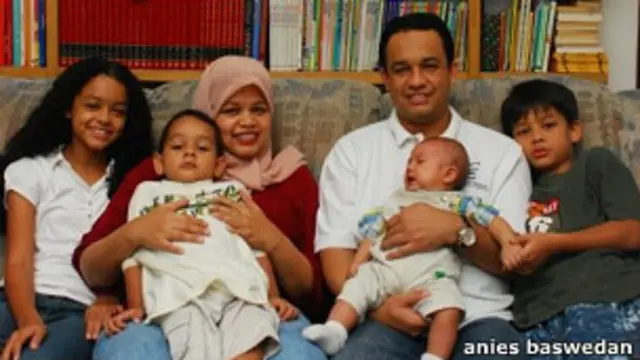 Anies Baswedan dan keluarganya (2011) di salah-satu ruangan rumahnya, yang dipenuhi ribuan buku.