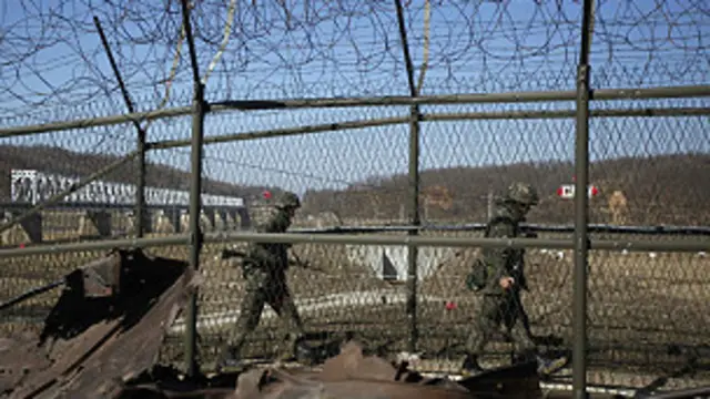 تُعد الكوريتان نظريا في حالة حرب لأن المعارك التي دارت بينهما بين أعوام 1950 و 1953 انتهت بهدنة دون معاهدة سلام.