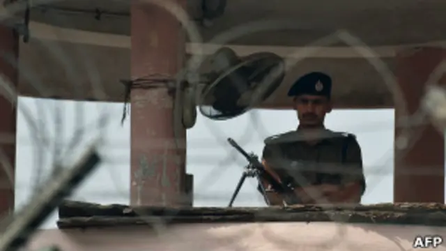 Полицейский в тюрьме "Тихар"