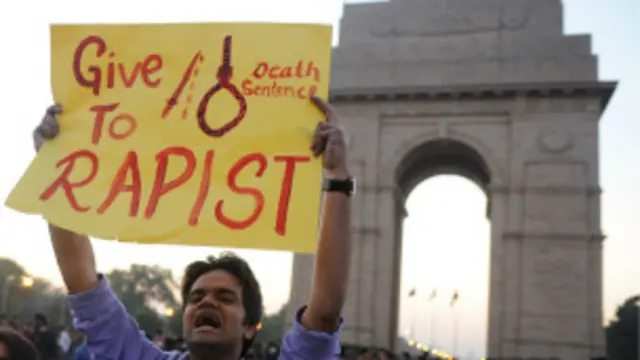 اتوار کو چھٹی ہونے کی وجہ سے کئی سیاسی جماعتوں کے ساتھ ساتھ عام لوگ بھی سڑکوں پر احتجاج کرتے نظر آئے