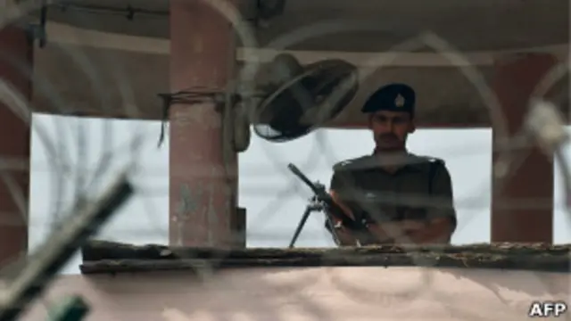 شہاب الدین موبائل فون کے ذریعے جیل سے ہی اپنی بیوی کی انتخابی مہم چلا رہے تھے