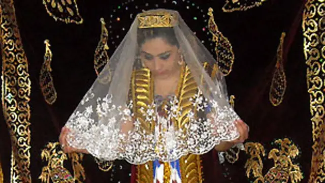 XJ 9 robotining porno multfilmi tarjimasi bilan Yigit sikini shishaga tiqdi