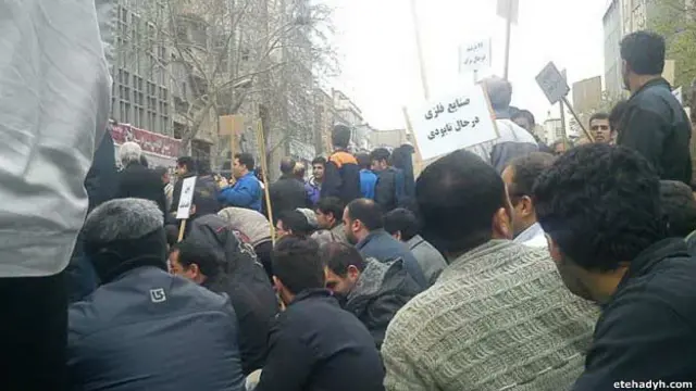 تجمع کارگران شاغل و بازنشسته کارخانههای صنایع فلزی شماره ۱ و ۲ کارخانه زرین تهران در مقابل استانداری تهران در اسفند سال گذشته