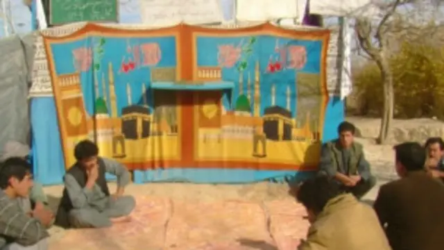 د ثمرالدین پرقبره ځینې قرآني ایاتونه او دیني ویناوې په جنډو لیکل شوې دي.