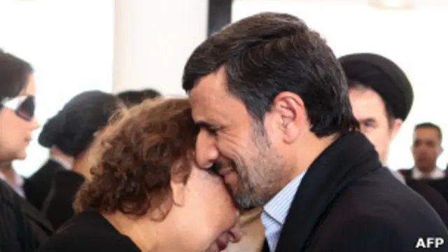 Махмуд Ахмадинежад с матерью Чавеса