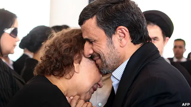 Mahmoud Ahmadinejad y la madre de Hugo Chávez