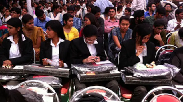 बारहवीं पास छात्रों को लैपटॉप देने की घोषणा सपा का चुनावी वादा था