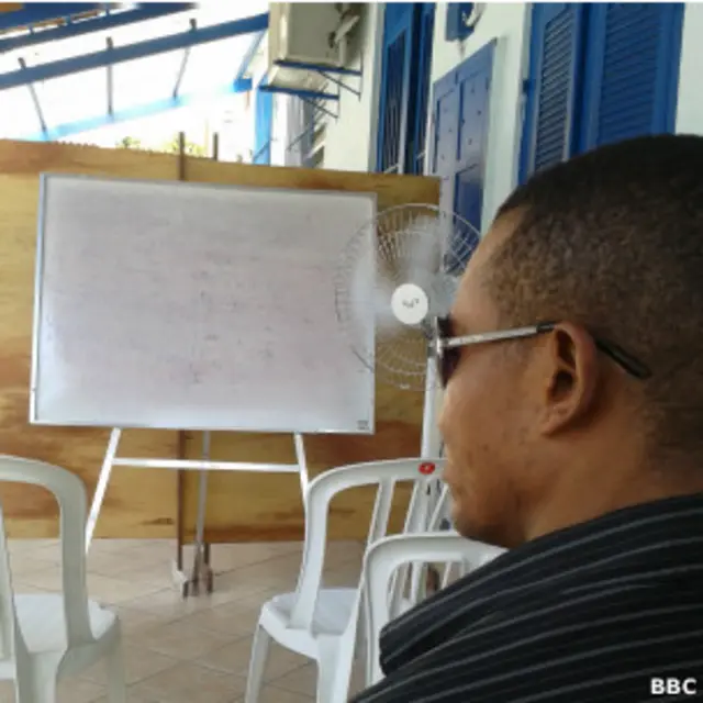 "A vida aqui para o refugiado é muito complicada. Chegamos aqui e não tem casa", disse Ben, que mora em uma favela carioca.
