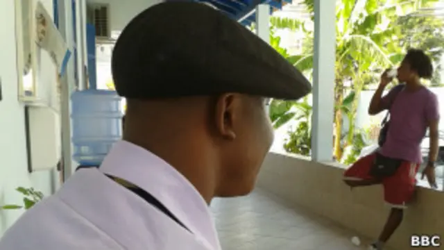 Há três meses no Brasil, Pascal trabalha como camelô para pagar o aluguel