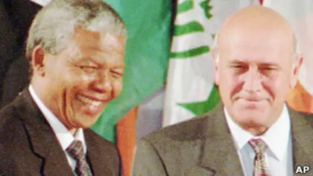 در دسامبر ۱۹۹۳ ماندلا و اف- دبلیو-دکلرک مشترکا جایزه صلح نوبل دریافت کردند