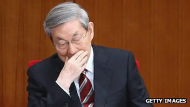 رئيس الوزاء السابق زو رونجي حضر إلى البرلمان وترك شعره باللون الرمادي.