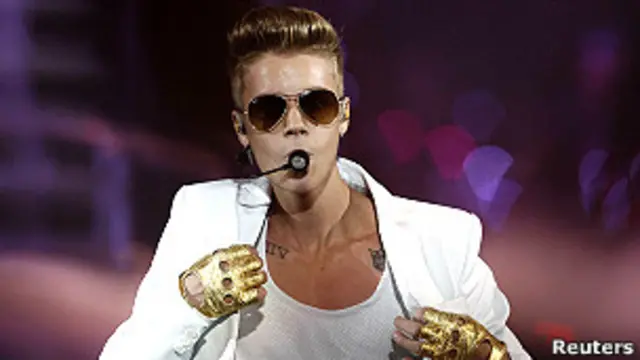 أكدت المصادر أن إلغاء الحفلتين غير مرتبط بسقوط بيبر على المسرح في لندن الأسبوع الماضي