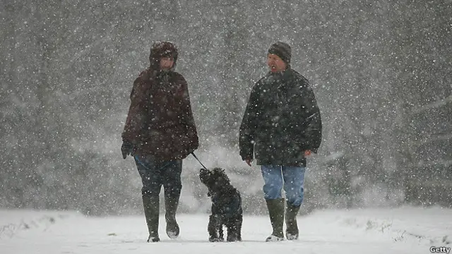 Pareja caminando en la nieve