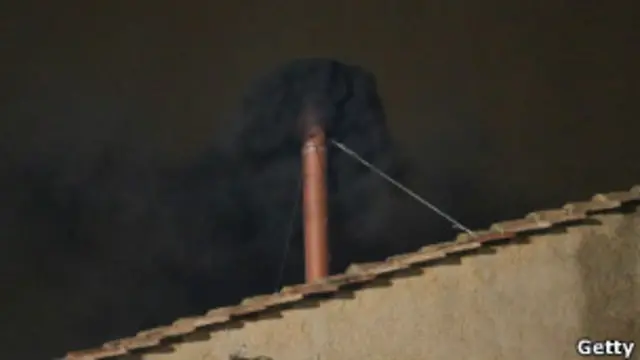 Черный дым с крыши Сикстинской капеллы