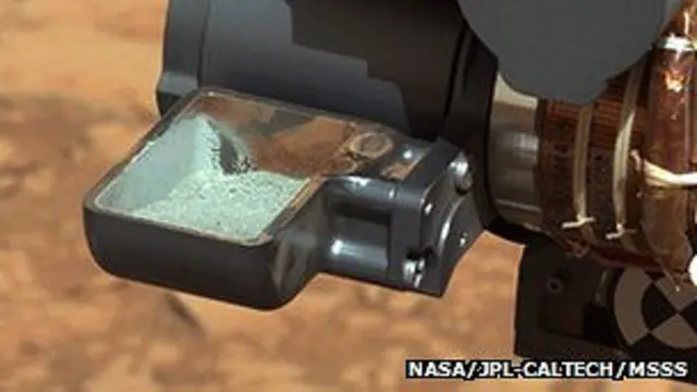 جمع المسبار ما مقداره ملء ملعقة من المسحوق الطيني من الحفرة التي حفرها