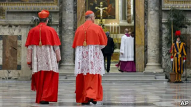 Cardenales en el Vaticano