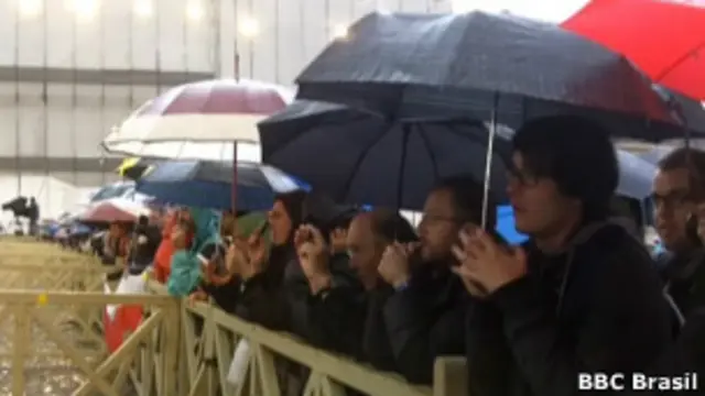 Fiéis na Praça de São Pedro