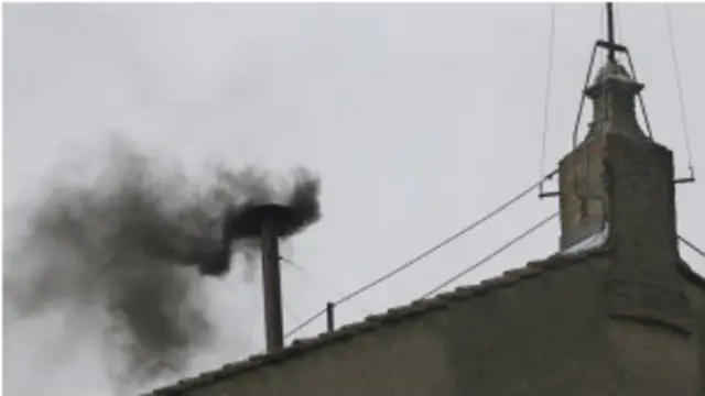Fumaça negra saindo pela chaminé da Capela Sistina indica que cardeais não chegaram a acordo nas duas votações desta quarta-feira.