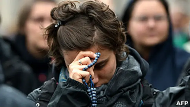 تجمع العديد من الكاثوليك في ساحة القديس بطرس في انتظار نتيجة التصويت