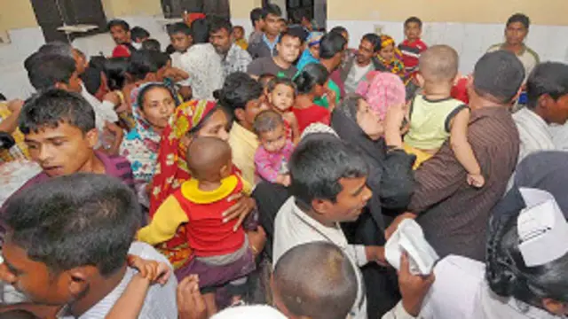 স্বাস্থ্য কেন্দ্রে শিশুদের ভিটামিন খাওয়ানো হচ্ছে।