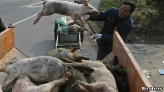 Petugas sanitasi di Shanghai