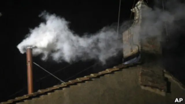 Fumaça branca sai da chaminé da Capela Sistina (foto: AP)