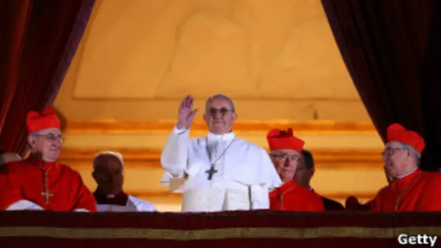 Jorge Bergoglio faz primeira aparição como papa Francisco 1 (foto: Getty Images)