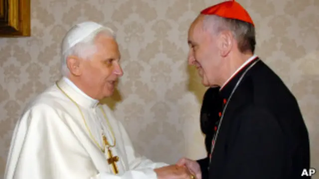 O novo papa acena à multidão na Praça de São Pedro