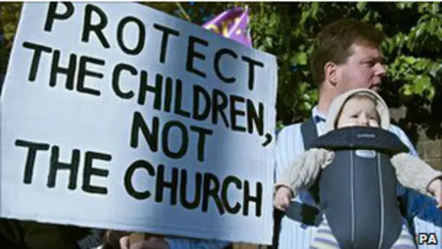 Демонстрация против педофилов в церкви