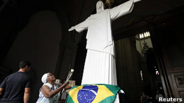 Una feligresa en la Catedral de Sao Paulo