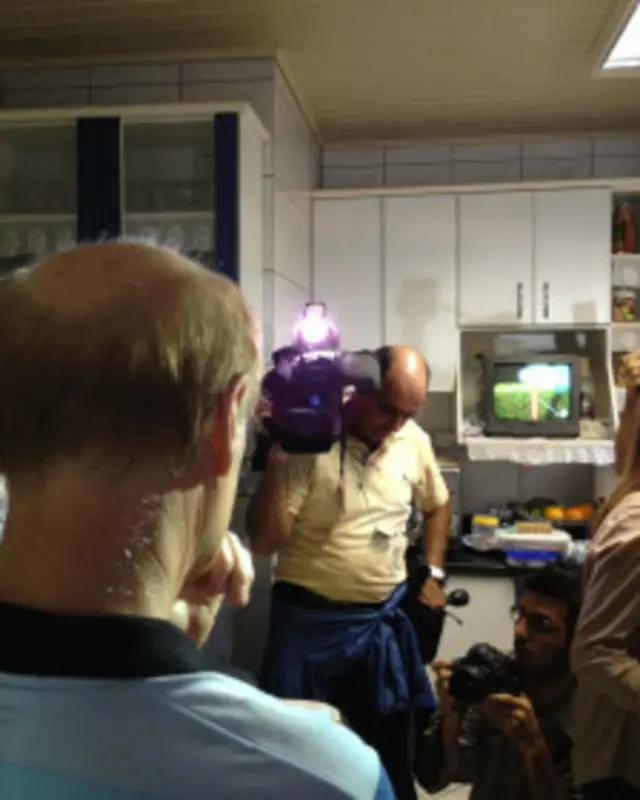 Flávio Scherer dá entrevista em sua casa (foto: BBC Brasil)