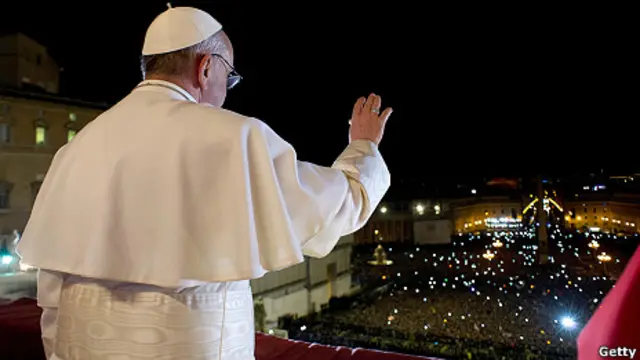 El Papa Francisco saluda a los fieles