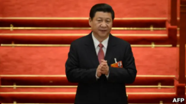 الرئيس الصيني يسير إلى مقعده قبيل عملة الانتخاب