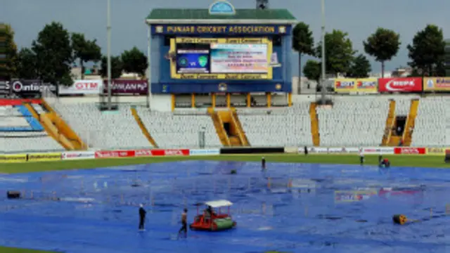 पिच पर पूरे दिन कवर चढ़ा रहा