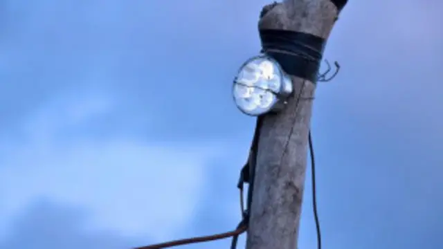 स्थानीय स्तर पर 'शेर लाइट' की नकल बनाई जा रही हैं.