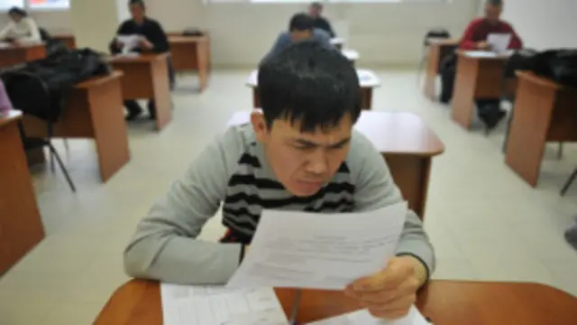 Россияда яқиндан бошлаб меҳнат муҳожирларининг рус тилидан имтиҳон топширишлари ҳам шарт қилиб қўйилди
