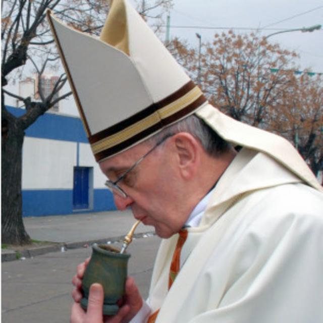 Papa Francisco bebe chimarrão (AFP)