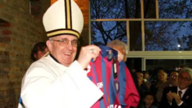 Papa com a camisa do San Lorenzo | Foto: AFP