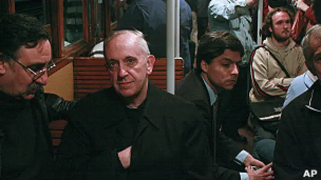 El cardenal Jorge Bertoglio en el metro de Buenos Aires