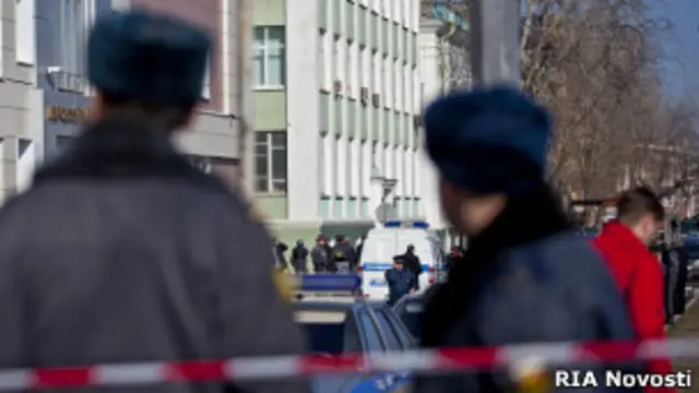 Полиция у оцепленного здания колледжа