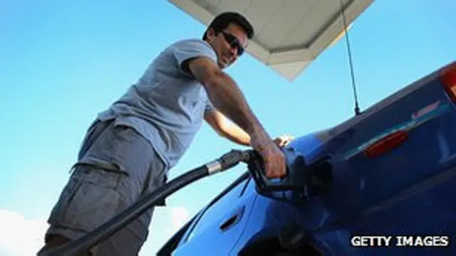 Conductor echa gasolina