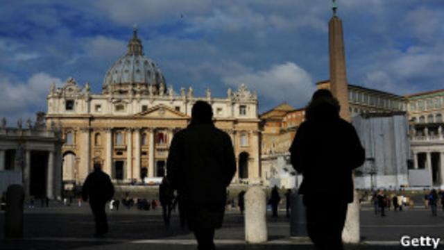 Personas pasean en la Plaza de San Pedro, en el Vaticano